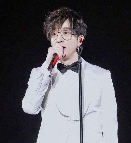 薛之谦戴帽子照片,演绎时尚新风尚