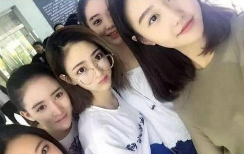 关晓彤和同学的照片,青春校园时光再现